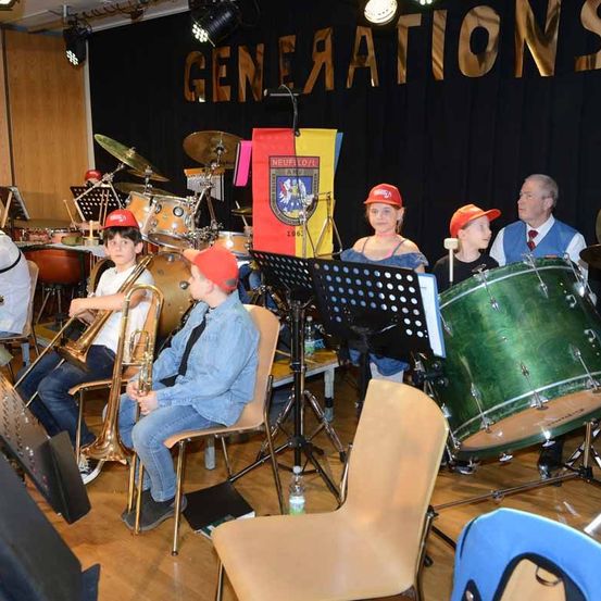 Bild enthält, Group Performance, Music Band, Musical Instrument, Musician, Performer, Person, Adult, Male, Man, Chair