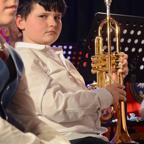 Bild enthält, Brass Section, Horn, Musical Instrument, Trumpet, Person, Flugelhorn, Face, Head