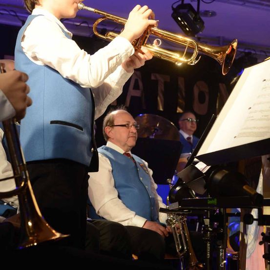 Bild enthält, Musical Instrument, Trumpet, Flugelhorn, Boy, Child, Male, Person, Adult, Man, Music Band