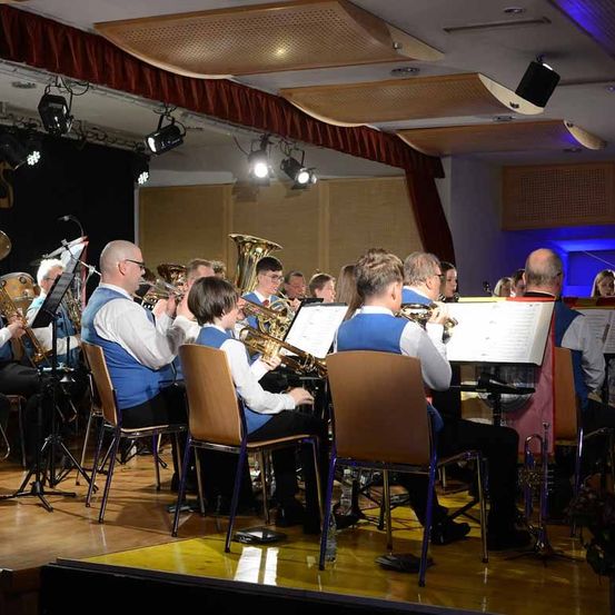 Bild enthält, Group Performance, Music Band, Person, Adult, Male, Man, Female, Woman, Indoors, Tuba