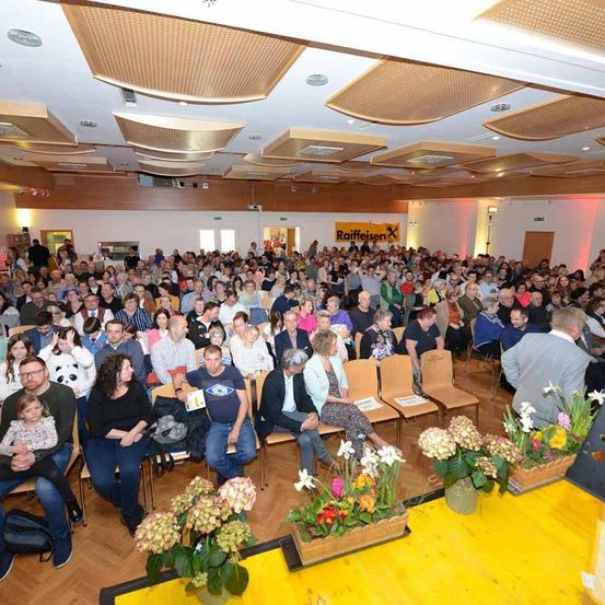 Bild enthält, People, Person, Adult, Female, Woman, Indoors, Hall, Male, Man, Building