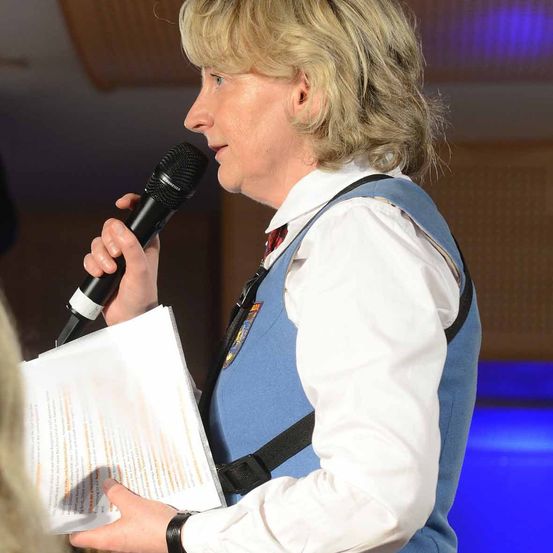 Bild enthält, Crowd, Person, Blonde, Hair, Electrical Device, Microphone, People, Audience, Speech, Face