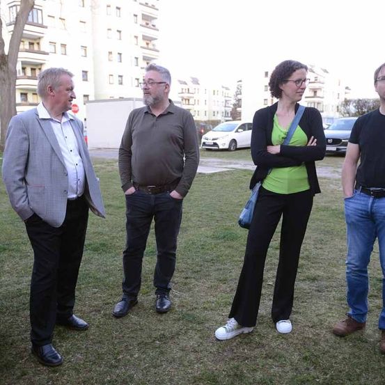 Bild enthält, Blazer, Coat, Jacket, Pants, People, Person, Jeans, Suit, Adult, Man