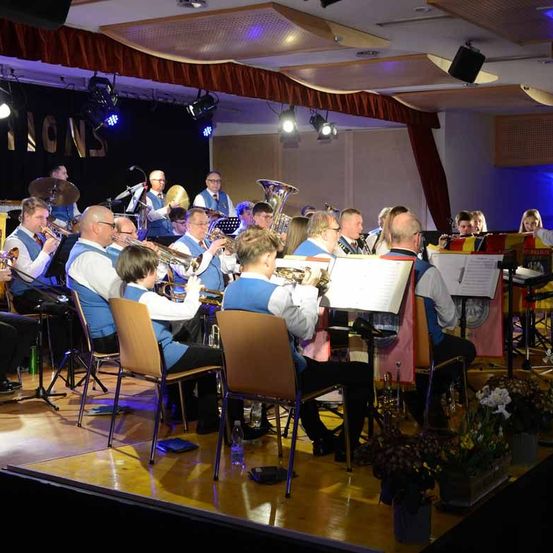 Bild enthält, Group Performance, Music Band, Person, Lighting, Concert, Adult, Male, Man, Female, Woman