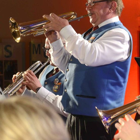 Bild enthält, Brass Section, Flugelhorn, Musical Instrument, Horn, Trumpet, Adult, Male, Man, Person, Glasses