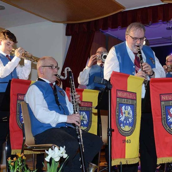 Bild enthält, Adult, Female, Person, Woman, Male, Man, Crowd, Musical Instrument, Music Band, Face