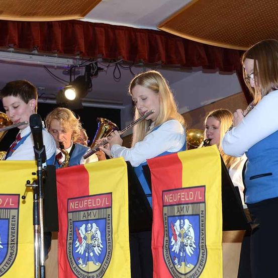 Bild enthält, Crowd, Person, Adult, Female, Woman, Bride, Face, Audience, People, Musical Instrument