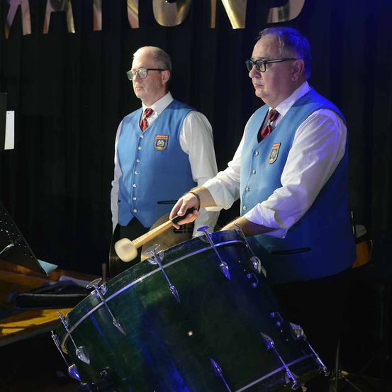 Bild enthält, Adult, Male, Man, Person, Musical Instrument, Drummer, Musician, Performer, Glasses, Face