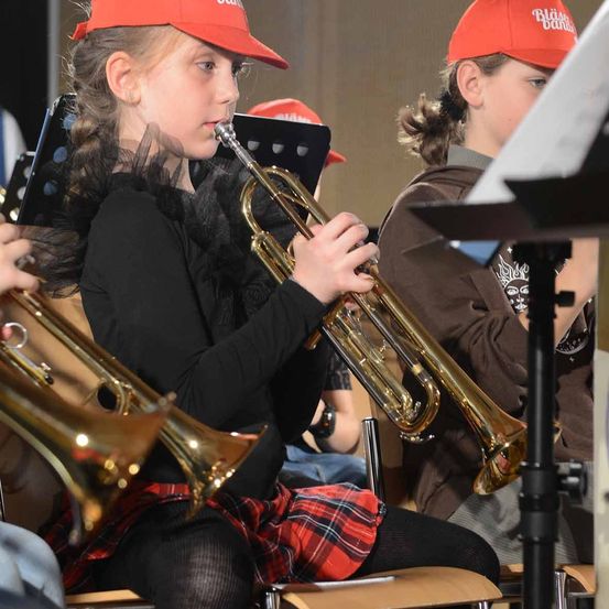 Bild enthält, Group Performance, Music Band, Musical Instrument, Person, Baseball Cap, Flugelhorn, Trumpet, Adult, Male, Man