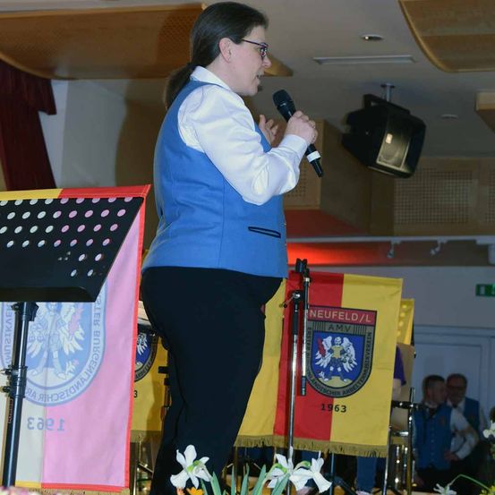 Bild enthält, Crowd, Person, Audience, Speech, Podium, Adult, Male, Man, Face, Head