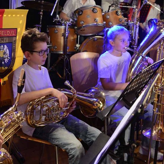 Bild enthält, Group Performance, Music Band, Person, Boy, Male, Teen, Adult, Female, Woman, Man