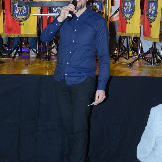 Bild enthält, Adult, Male, Man, Person, Crowd, Face, Clothing, Coat, Microphone, Audience