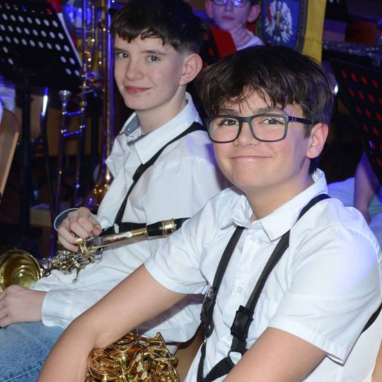 Bild enthält, Face, Person, Photography, Portrait, Baby, Glasses, Musical Instrument, Boy, Male, Teen