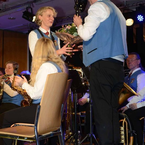 Bild enthält, Adult, Female, Person, Woman, Male, Man, Bride, Suit, Lighting, Musical Instrument