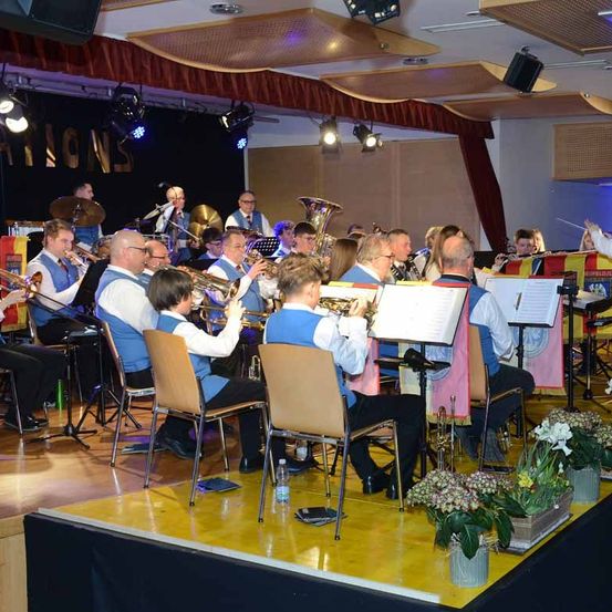 Bild enthält, Indoors, Person, Music, Musician, Performer, Adult, Male, Man, Chair, Orchestra Pit