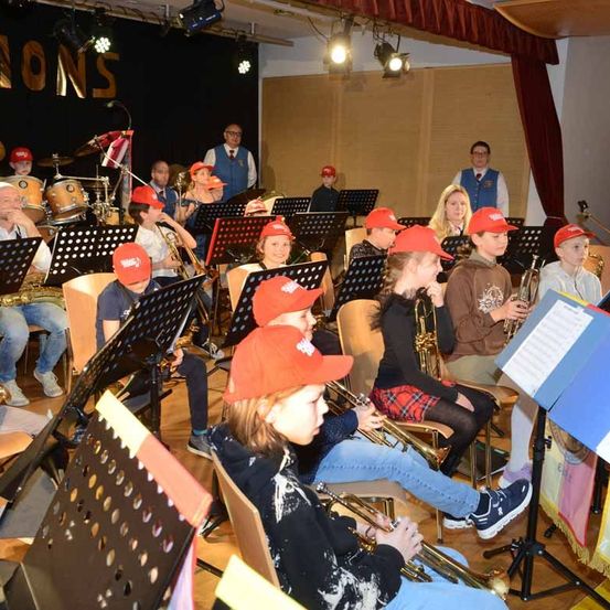 Bild enthält, Group Performance, Music, Music Band, Musician, Performer, Person, Adult, Male, Man, Indoors