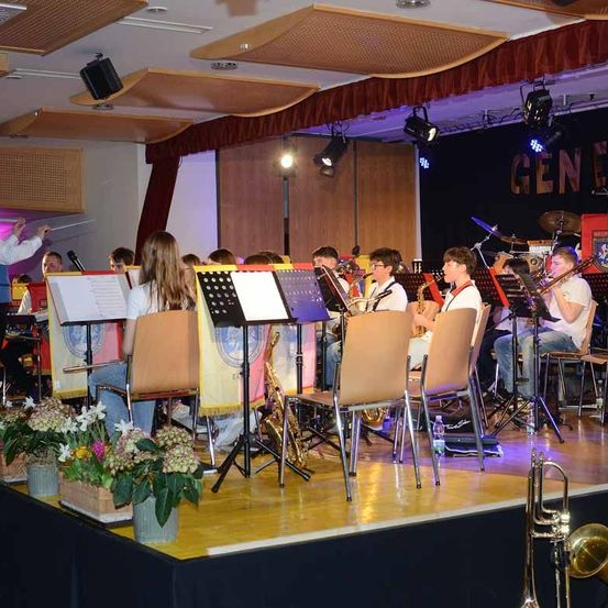 Bild enthält, Lighting, Concert, Person, Indoors, People, Building, Stage, Group Performance, Music Band, Musician