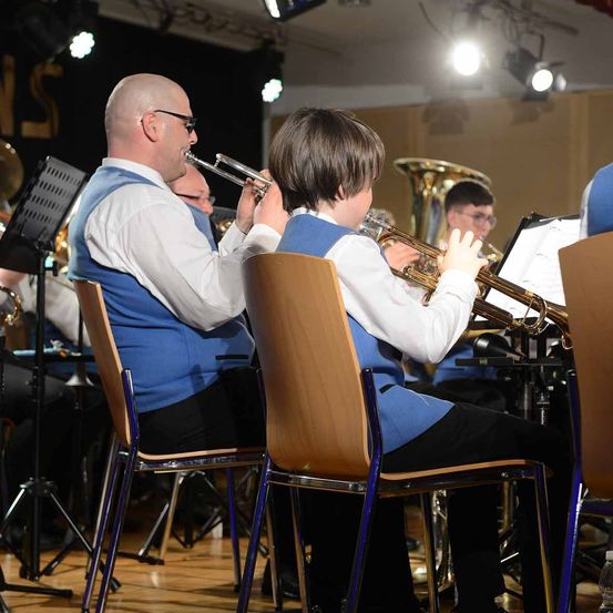 Bild enthält, Horn, Musical Instrument, Trumpet, Person, Adult, Male, Man, Group Performance, Music Band, Flugelhorn