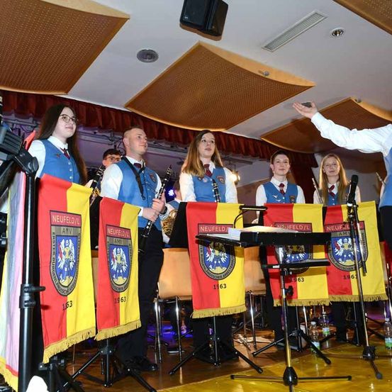 Bild enthält, Crowd, Person, Adult, Male, Man, Female, Woman, Audience, Face, Head