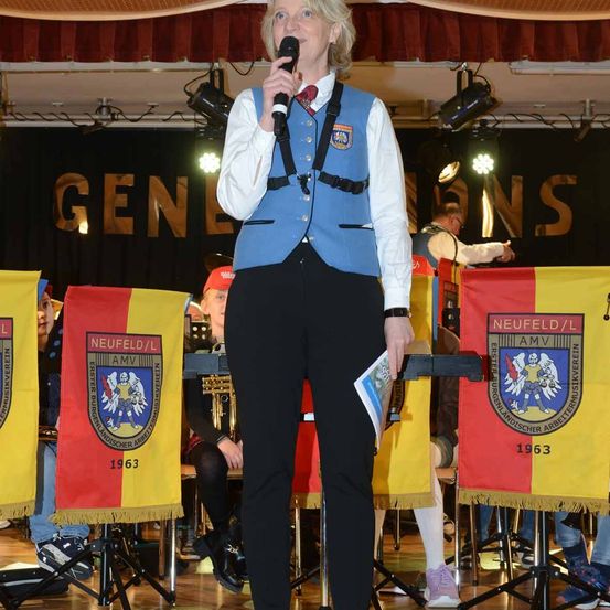 Bild enthält, Crowd, Person, Adult, Female, Woman, Audience, Face, Coat, Male, Man