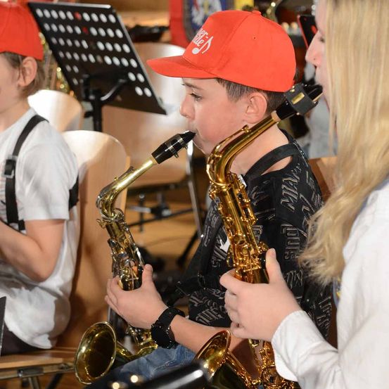 Bild enthält, Group Performance, Music, Music Band, Musical Instrument, Musician, Performer, Person, Adult, Male, Man