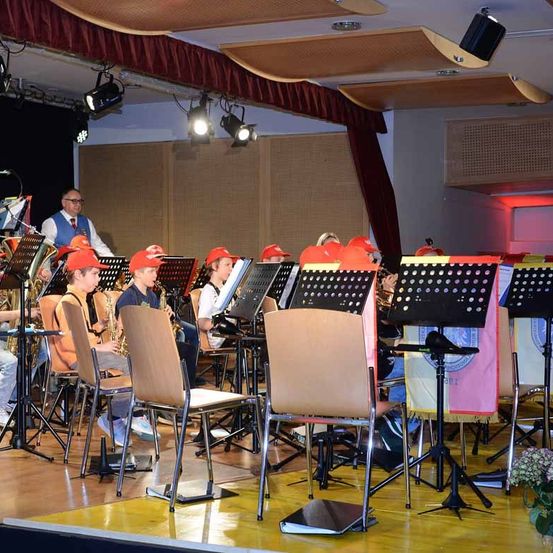 Bild enthält, Cafeteria, Indoors, Restaurant, Lighting, Person, Adult, Male, Man, People, Chair