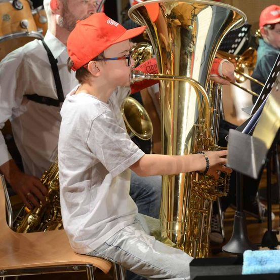 Bild enthält, Brass Section, Horn, Musical Instrument, Tuba, Boy, Child, Male, Person, Adult, Man