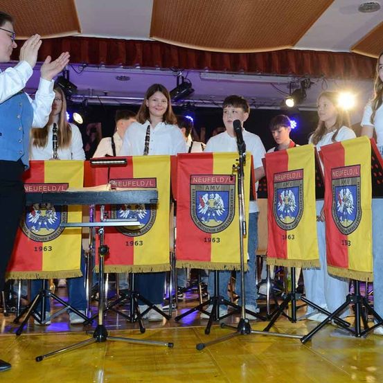 Bild enthält, Crowd, Person, Adult, Female, Woman, Male, Man, Audience, Speech, Face