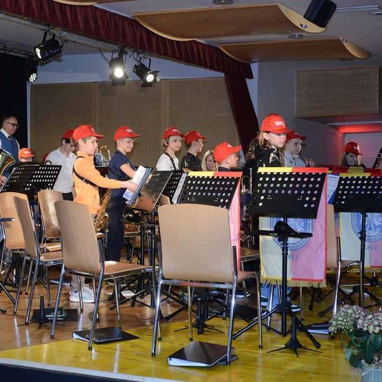 Bild enthält, People, Person, Adult, Female, Woman, Baseball Cap, Chair, Crowd, Indoors, Lighting