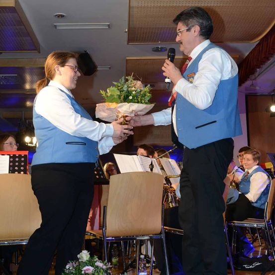 Bild enthält, Adult, Male, Man, Person, Female, Woman, Face, Head, Crowd