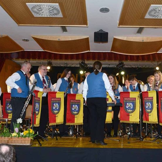 Bild enthält, Crowd, Person, Adult, Male, Man, Audience, Speech, Face, Head