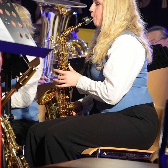 Bild enthält, Adult, Female, Person, Woman, Concert, Musical Instrument, Horn, Face, Performer, Musician