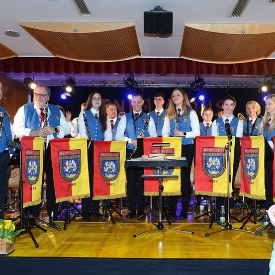 Bild enthält, Crowd, Person, Adult, Female, Woman, Male, Man, Audience, Speech, Face