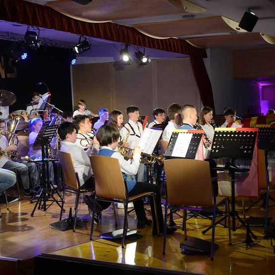 Bild enthält, Group Performance, Music Band, Person, Lighting, Adult, Male, Man, Concert, Chair, Urban