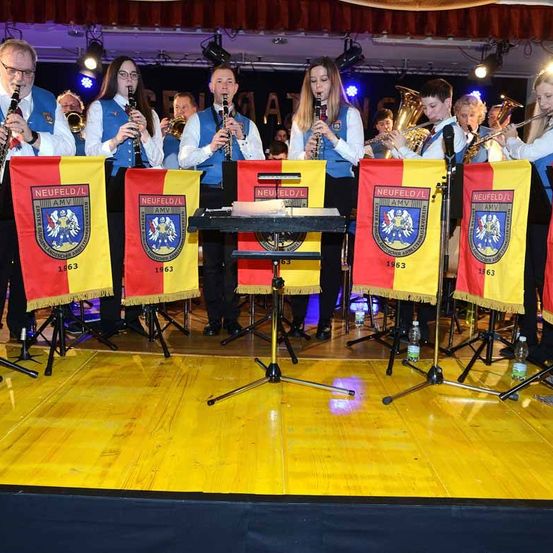 Bild enthält, Crowd, Person, Adult, Male, Man, Female, Woman, Bride, Audience, Speech