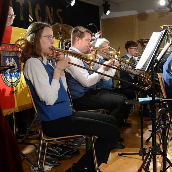 Bild enthält, Group Performance, Music Band, Musical Instrument, Musician, Performer, Person, Brass Section, Trumpet, Glasses, Flugelhorn