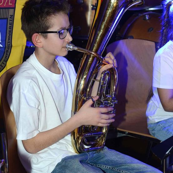 Bild enthält, Brass Section, Horn, Musical Instrument, Tuba, Boy, Male, Person, Teen, Performer, Musician
