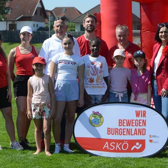 Gruppenfoto mit Teilnehmern vor einem Banner mit dem Text 'Wir bewegen Burgenland Askö'.