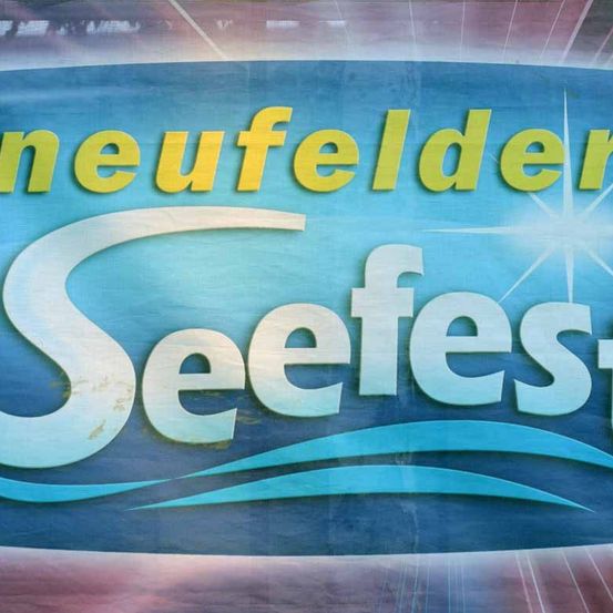 Ein Werbebanner für das Neufelder Seefest-Festival, mit blauen und gelben Farben und einem wellenförmigen Design.