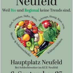 Die Werbung zeigt eine Vielfalt an frischem Obst und Gemüse in Herzform, die lokale und biologische Produkte fördern. Es werden Früchte, Gemüse und andere Artikel wie Käse und Honig hervorgehoben. Der Text lautet: 'Hauptplatz Neufeld Bei Schlechtwetter im KUZ-Neufeld.' Es ist ein grüner Hintergrund mit einem fettgedruckten Titel.