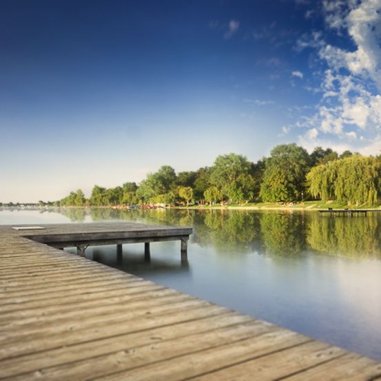 Bild enthält, Water, Waterfront, Nature, Outdoors, Scenery, Port, Pier, Boardwalk, Lake, Lakefront