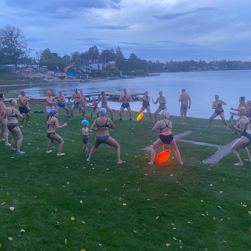 Bild enthält, People, Person, Grass, Plant, Outdoors, Nature, Clothing, Shorts