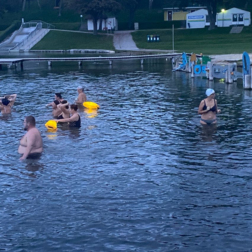 Bild enthält, Person, Swimming, Water, Back, Waterfront, Lifejacket, Outdoors, Nature, Summer, Swimwear