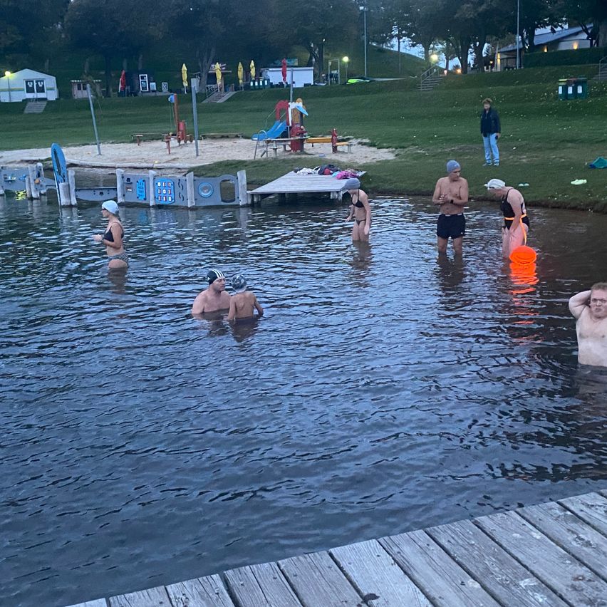 Bild enthält, Person, Swimming, Water, Waterfront, Pool, Swimming Pool, Bathing, Face, Outdoors, Nature