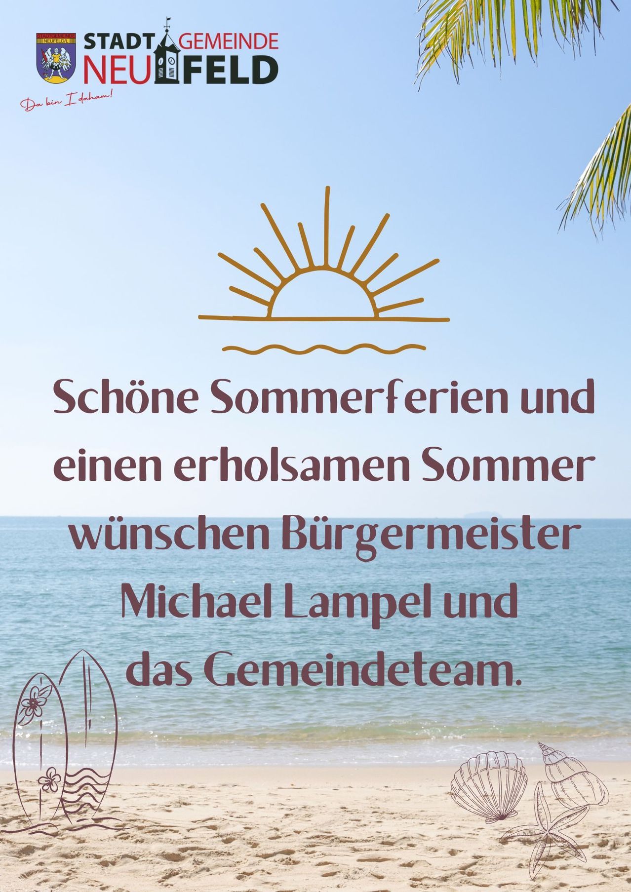 Eine sonnige Strandszene mit Wellen, einem Sonnensymbol und einer Nachricht auf Deutsch. Der Text wünscht schöne Sommerferien und einen erholsamen Sommer.