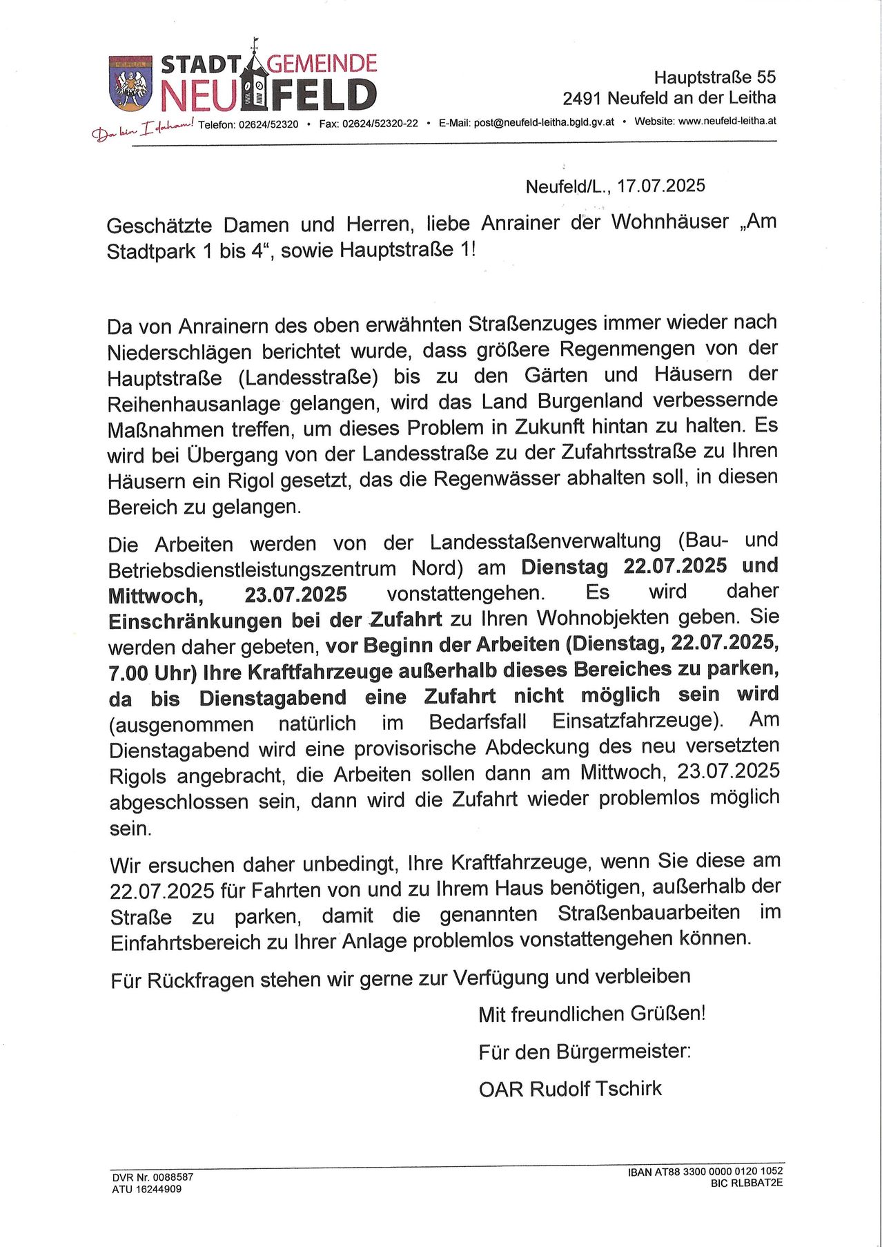 Geschätzte Damen und Herren, liebe Anrainer der Wohnhäuser am Stadtpark 1 bis 4, sowie Hauptstraße 1! Da von Anrainern des oben erwähnten Straßenzuges immer wieder nach Niederschlägen berichtet wurde, dass größere Regenmengen von der Hauptstraße (Landesstraße) bis zu den Gärten und Häusern der Reihenhausanlage gelangt, wird das in Zukunft verhindert werden. Es maßnahm treffen, um dieses Problem zu beheben, indem ein Randstein von der Landesstraße zu Ihrer Zufahrtsstraße gesetzt wird, in diesem Bereich, dass das Regenwasser abgehalten soll, in diesen Bereich zu gelangen.