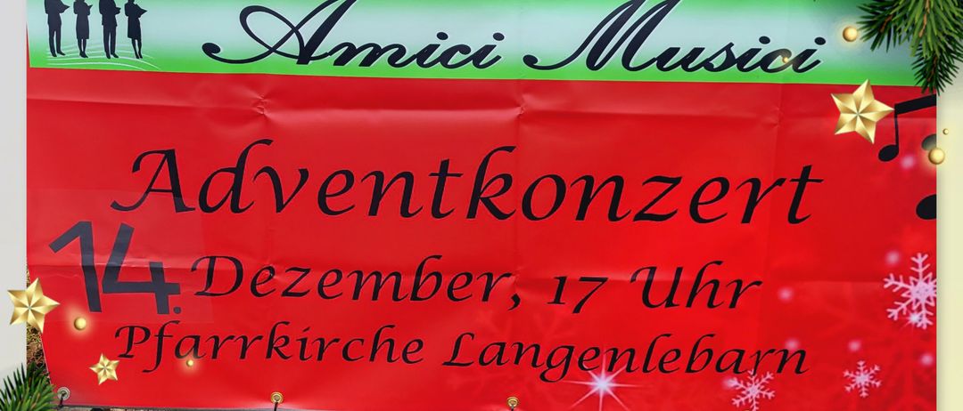 Ein rotes Banner bewirbt ein Adventkonzert am 14. Dezember um 17 Uhr in der Pfarrkirche Langenlebarn. Es zeigt Musik und festliche Dekorationen.