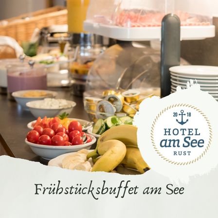 Das Frühstücksbuffet im Hotel am See bietet eine Auswahl an Obst, Gemüse, Fleisch und Getränken, die auf einem Buffettisch arrangiert sind. Das Bild enthält einen Wasserzeichen mit dem Namen des Hotels und Kontaktdaten.