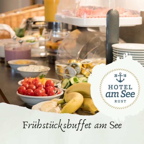 Das Frühstücksbuffet im Hotel am See bietet eine Auswahl an Obst, Gemüse, Fleisch und Getränken, die auf einem Buffettisch arrangiert sind. Das Bild enthält einen Wasserzeichen mit dem Namen des Hotels und Kontaktdaten.