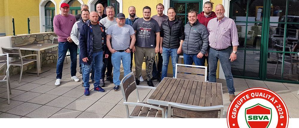 Bild enthält, Table, People, Person, Cafeteria, Restaurant, Pants, Dining Table, Adult, Male, Man